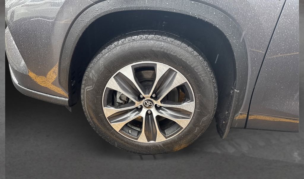 Used 2024 Toyota Highlander XLE image 12