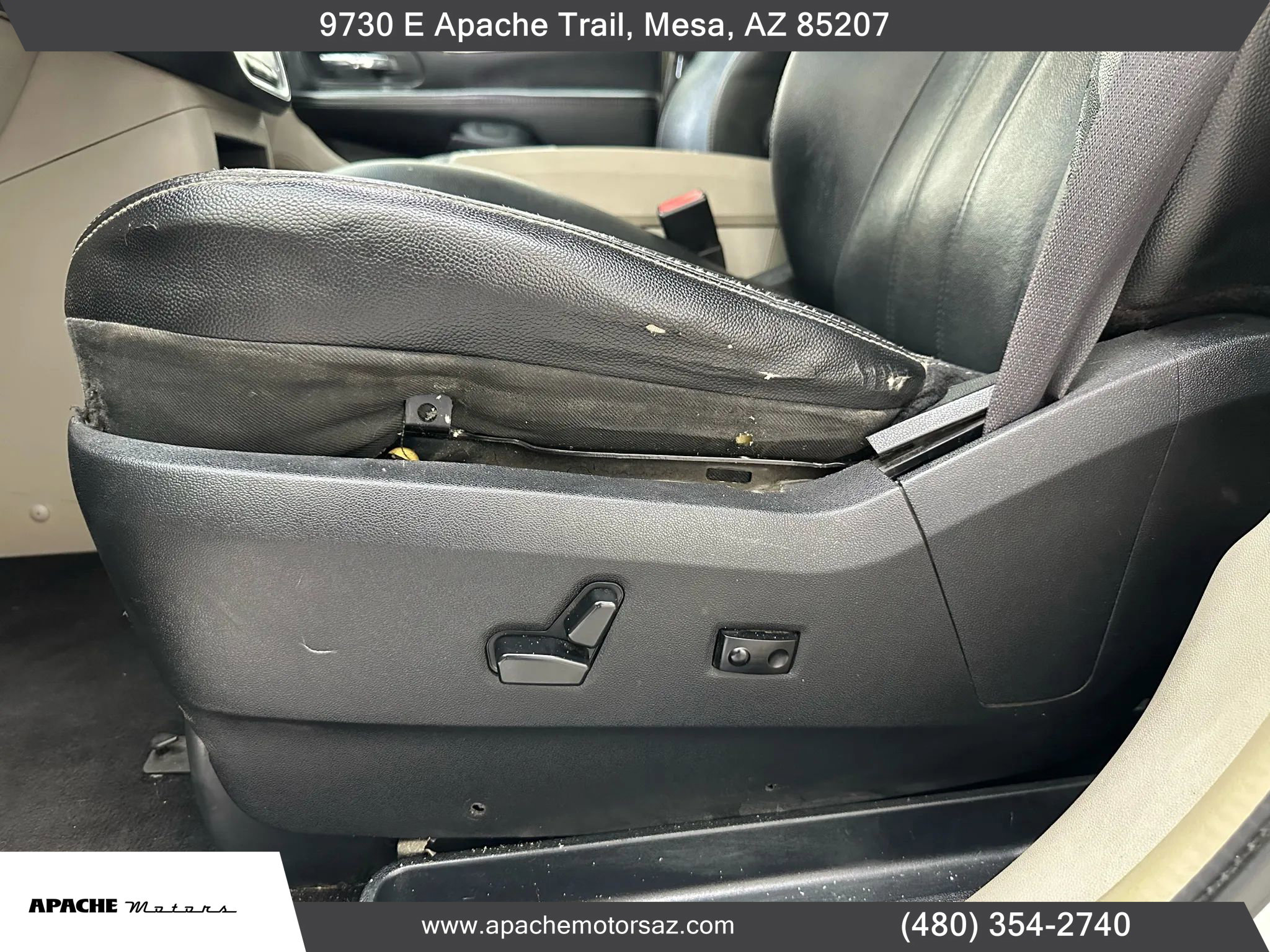 Used 2014 Chrysler Town & Country Touring image 18