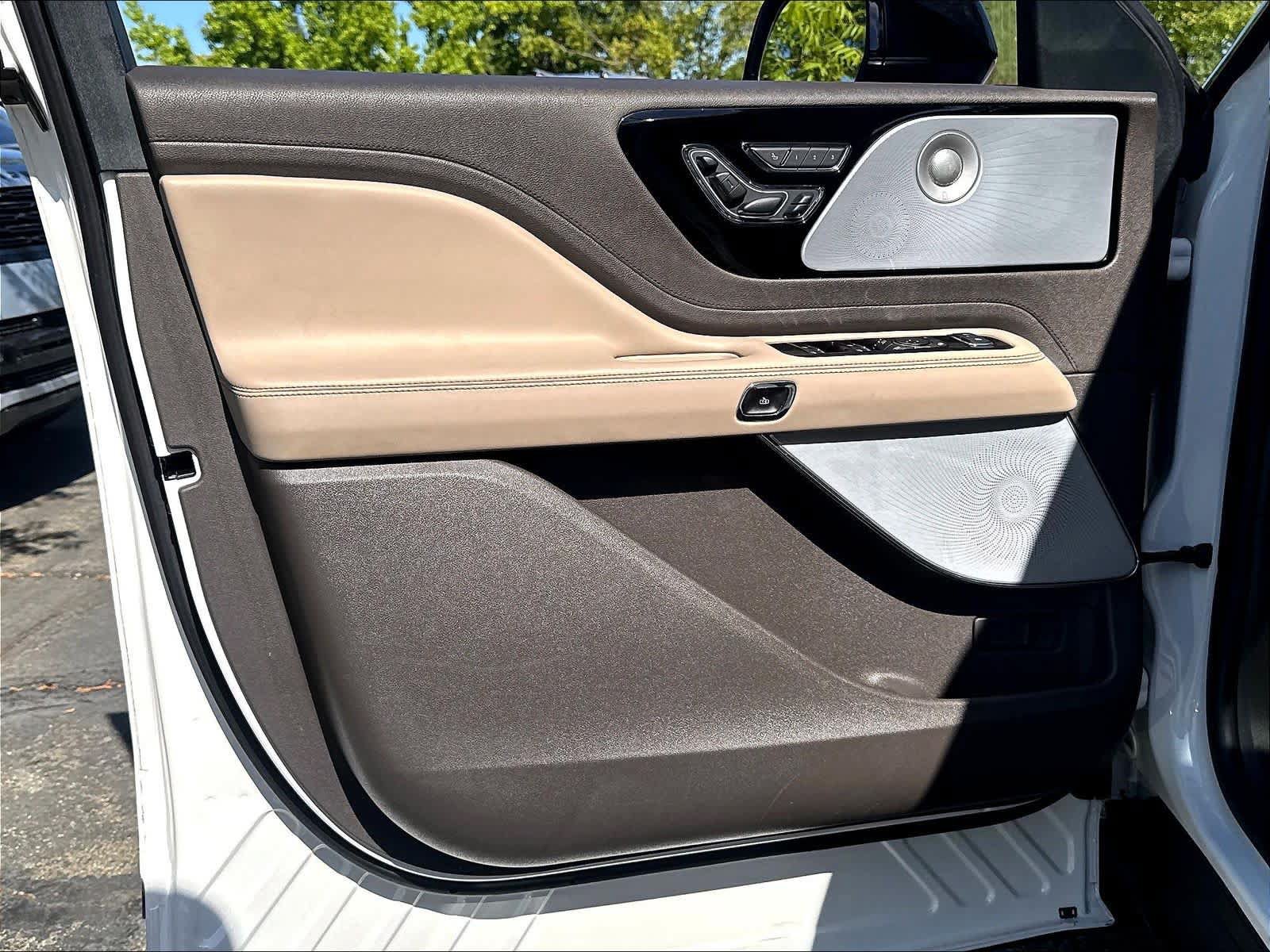 Used 2022 Lincoln Aviator Reserve w/ Equipment Group 201A AWD/4WD image 26