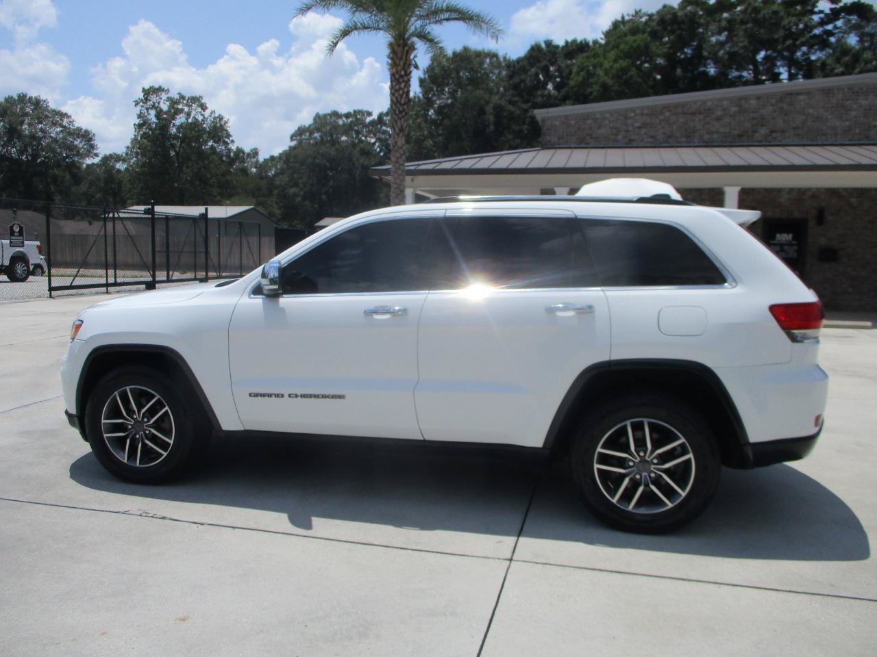 Used 2020 Jeep Grand Cherokee Limited AWD/4WD image 3