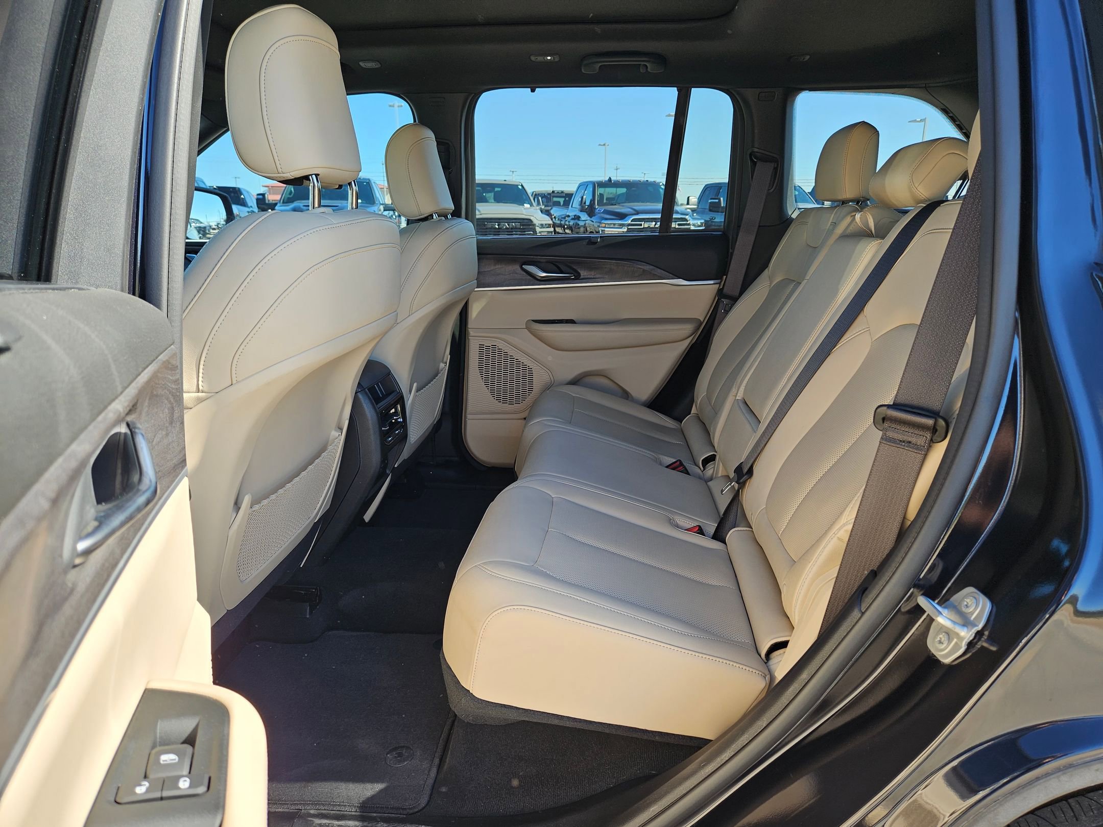 Certified 2024 Jeep Grand Cherokee Limited w/ Luxury Tech Group II image 14