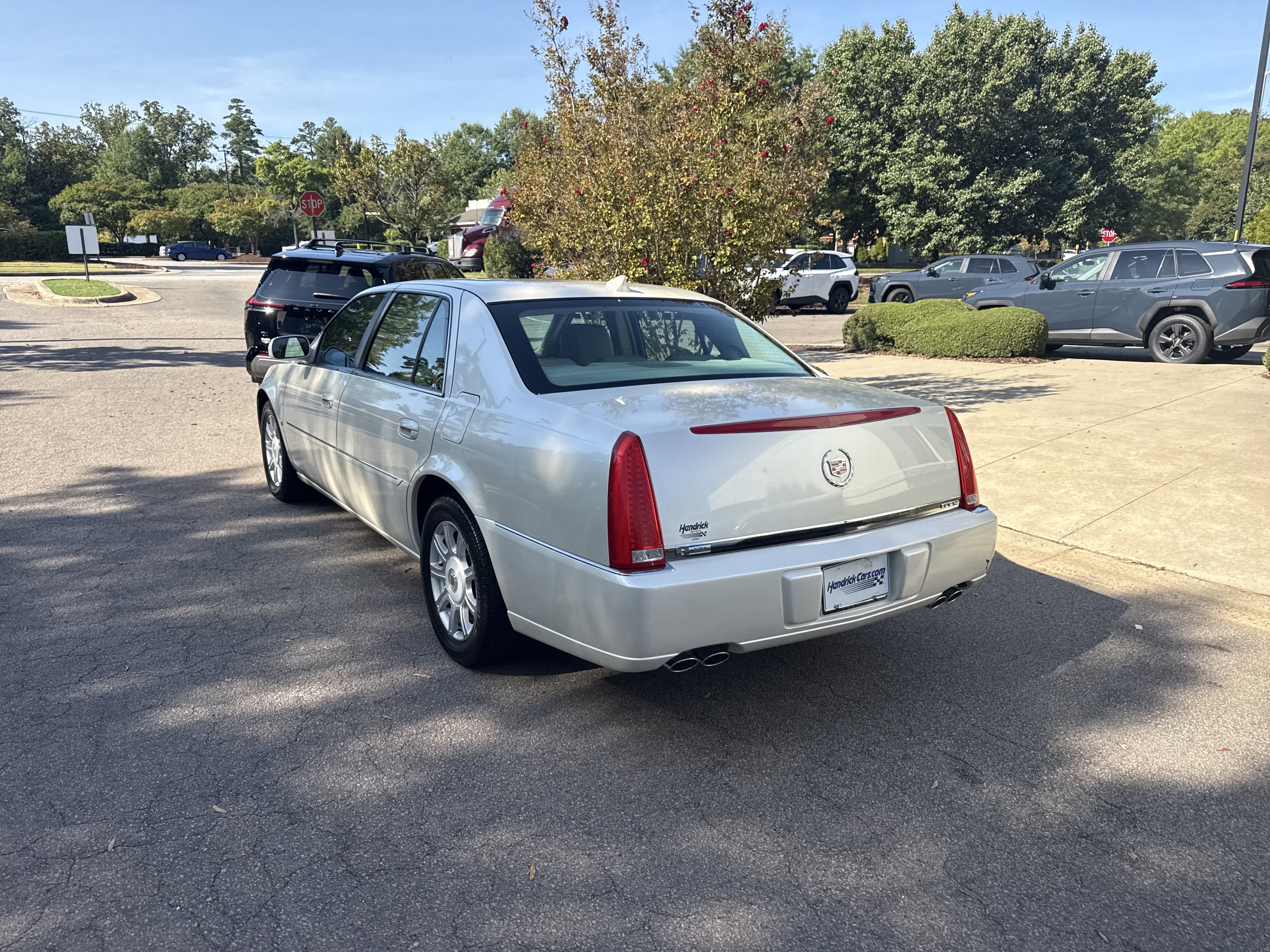 Used 2009 Cadillac DTS w/ Trunk Convenience Package FWD image 8