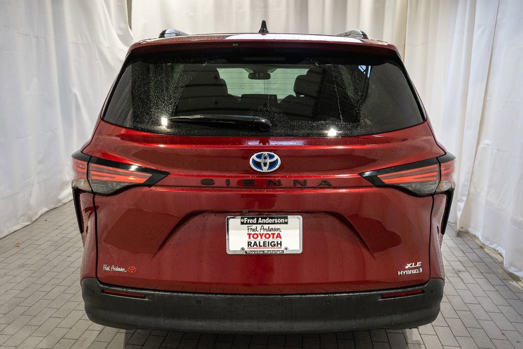 Used 2021 Toyota Sienna XLE image 5