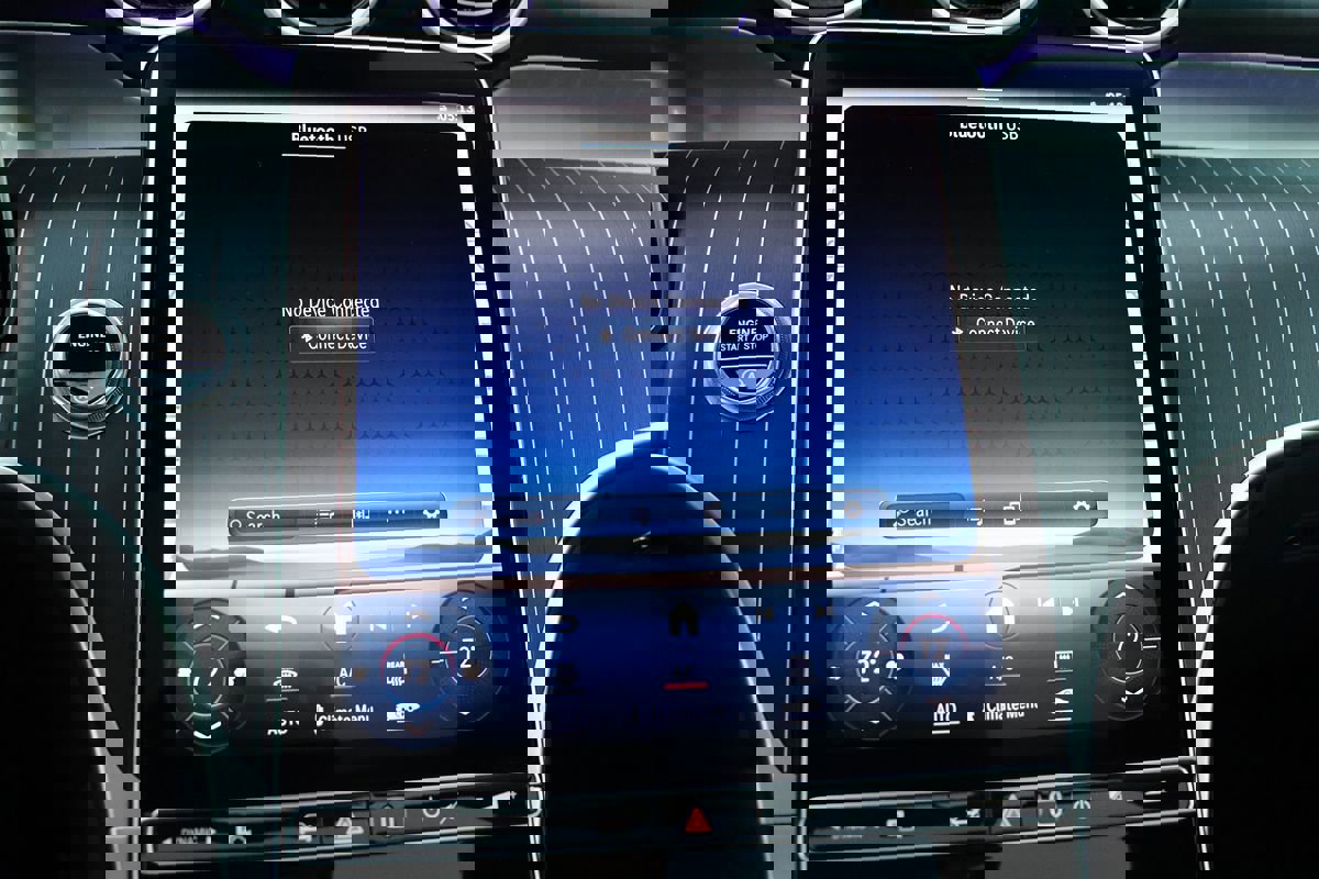 Used 2024 Mercedes-Benz GLC 300 4MATIC w/ AMG Line image 27