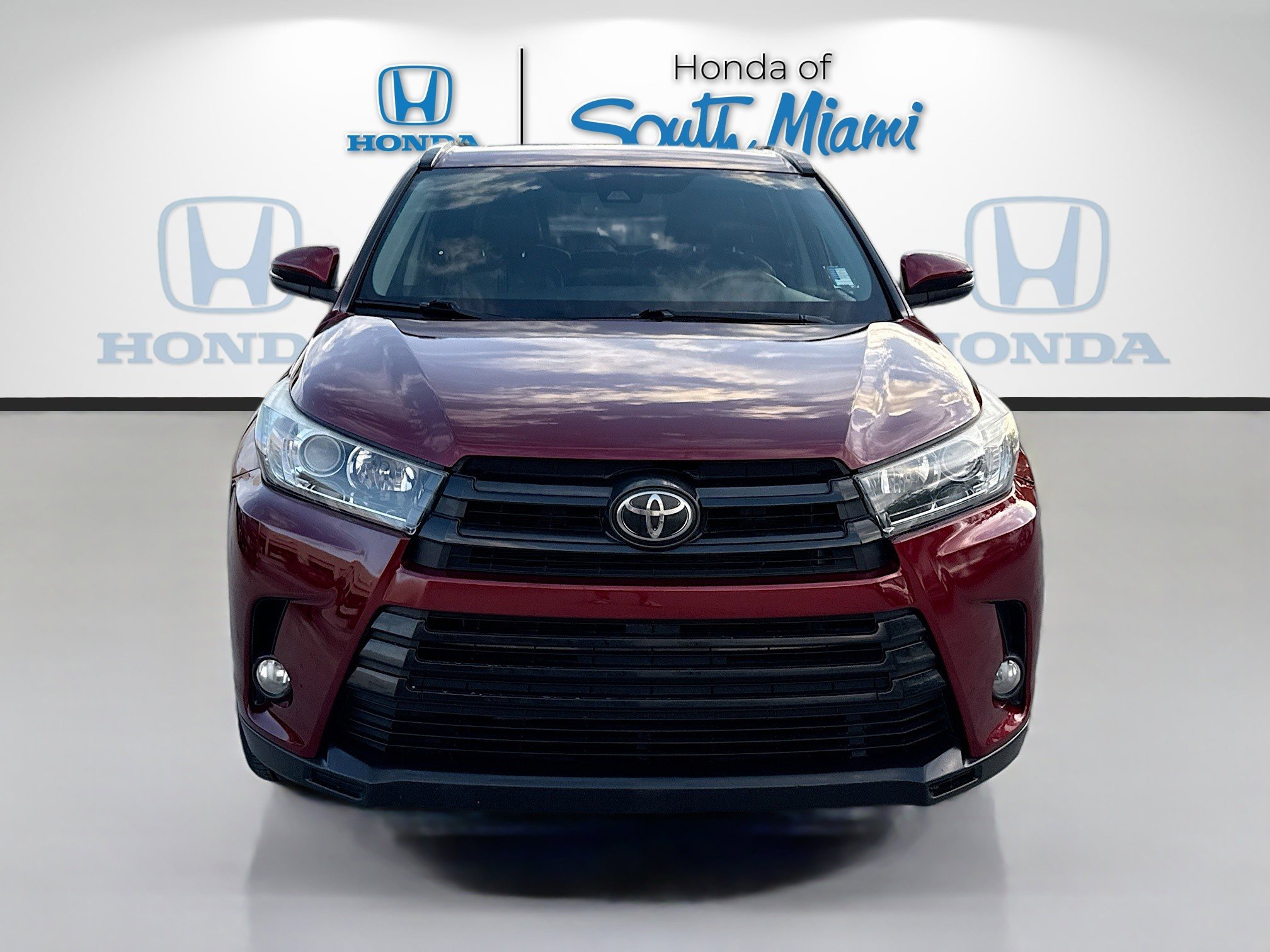 Used 2018 Toyota Highlander SE image 2