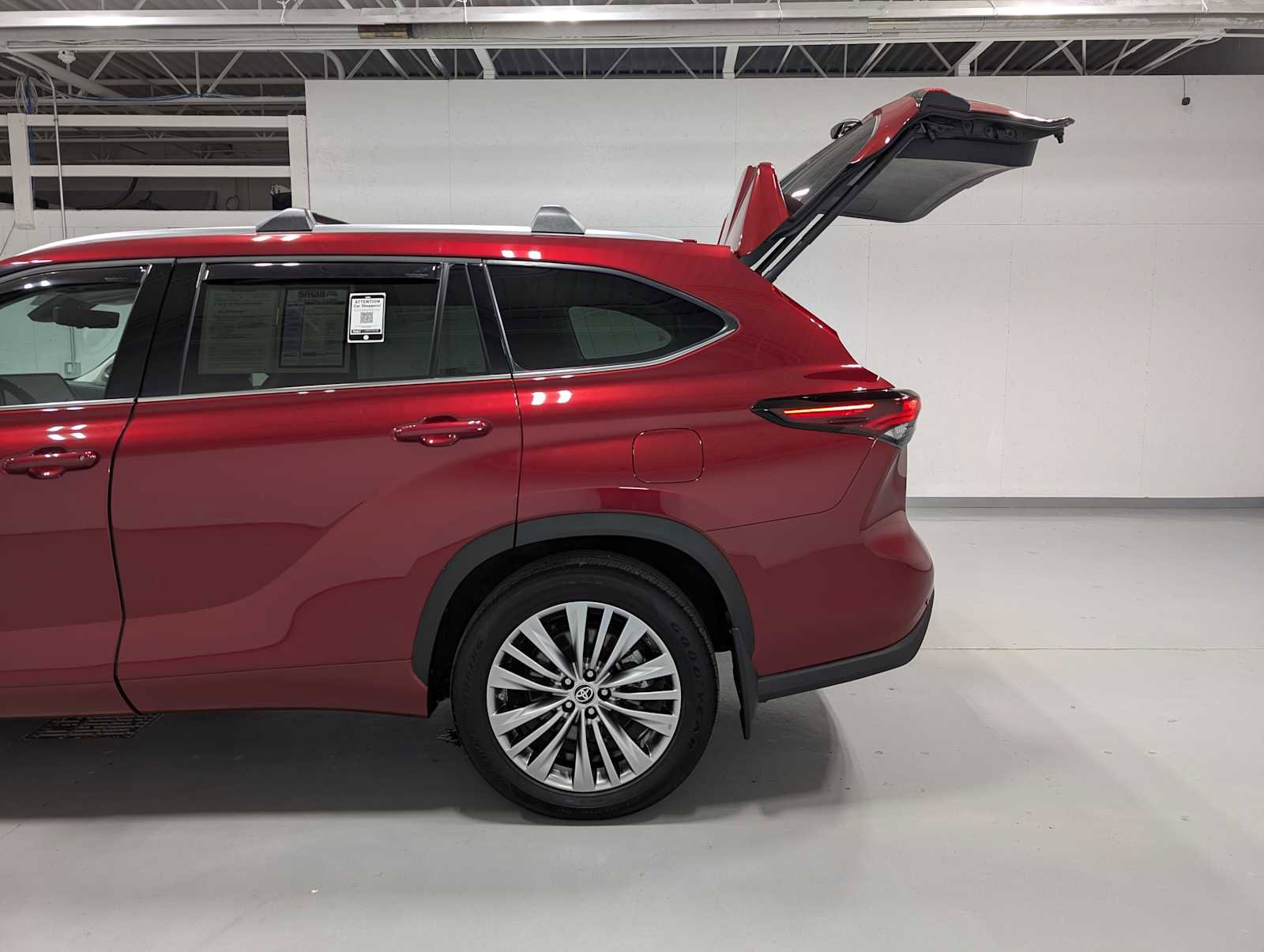 Used 2024 Toyota Highlander Platinum image 11