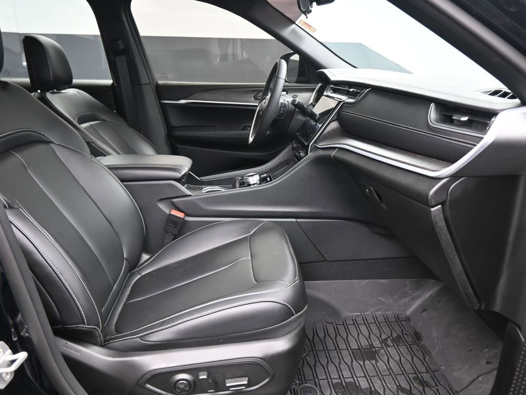 Used 2025 Jeep Grand Cherokee Limited w/ Black Appearance Package image 16