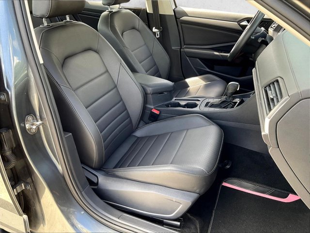 Used 2021 Volkswagen Jetta SE w/ SE Cold Weather Package FWD image 9
