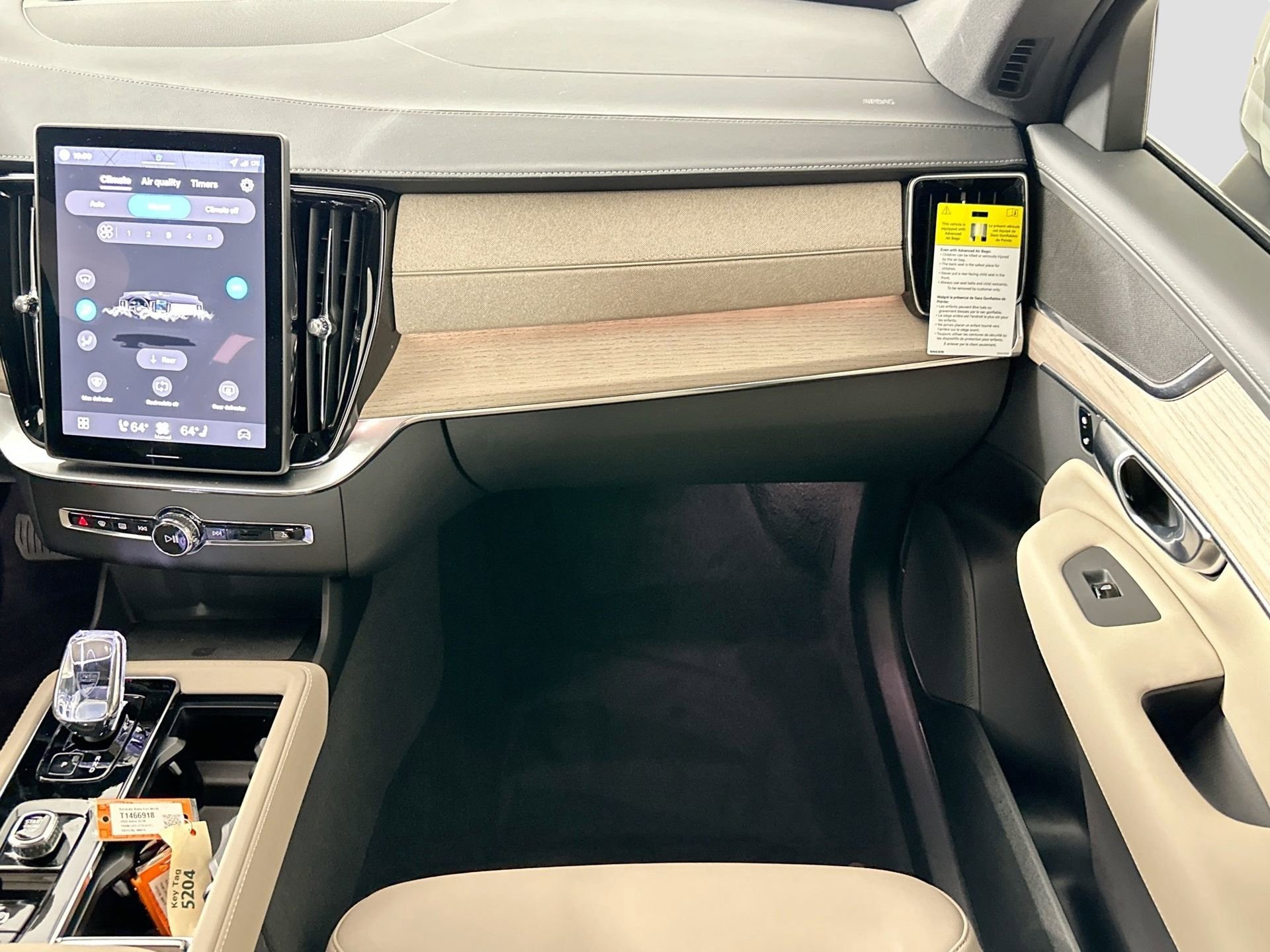 New 2026 Volvo XC90 B5 Plus w/ Protection Package Premier AWD/4WD image 23