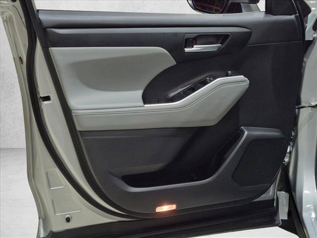 Used 2023 Toyota Highlander XLE FWD image 9