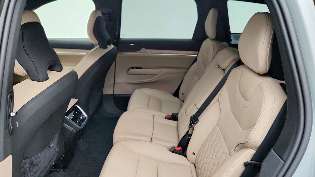 Used 2025 Volvo EX90 Ultra AWD/4WD image 19