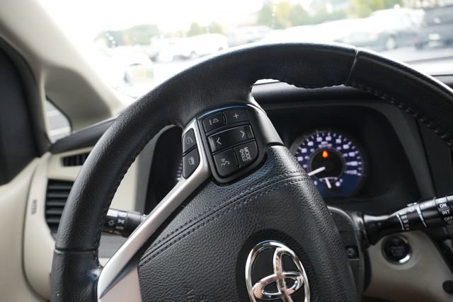 Used 2015 Toyota Sienna XLE w/ XLE Navigation Package FWD image 28