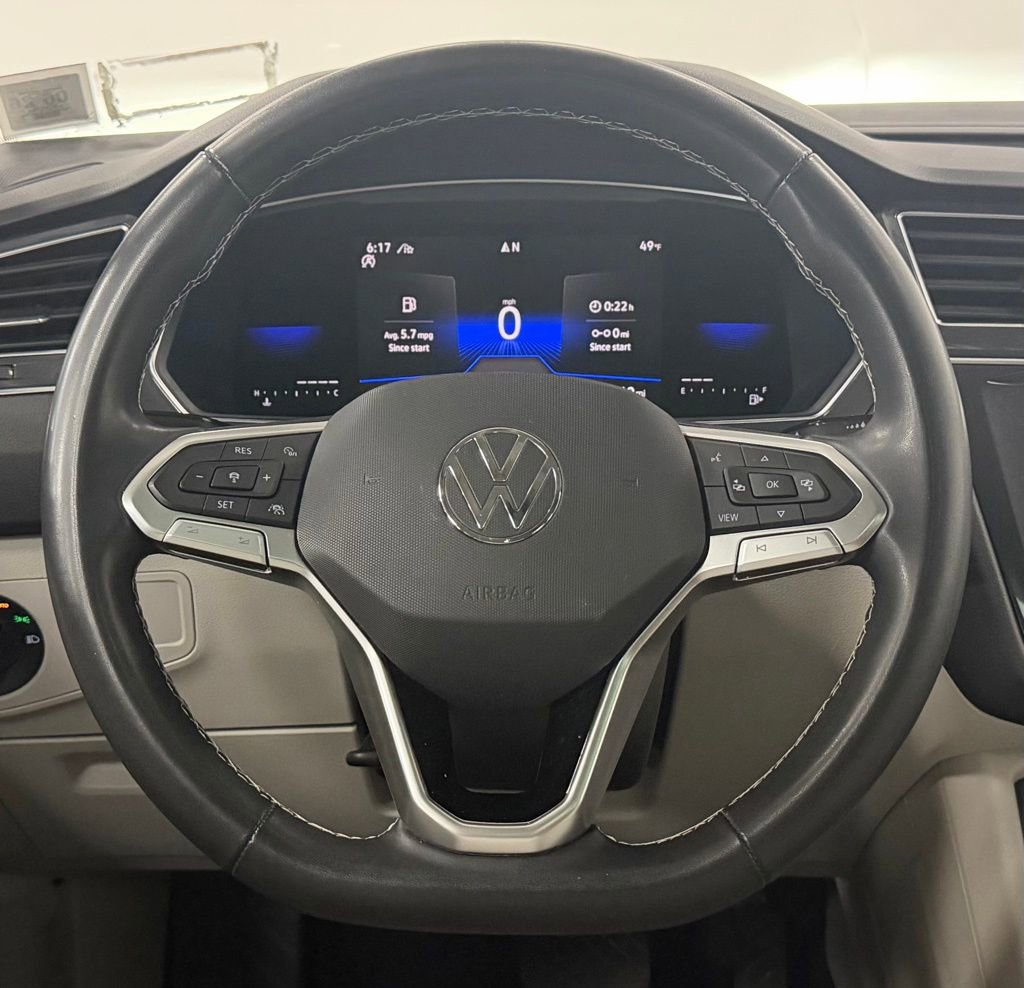 Used 2022 Volkswagen Tiguan SE w/ Panoramic Sunroof Package AWD/4WD image 16