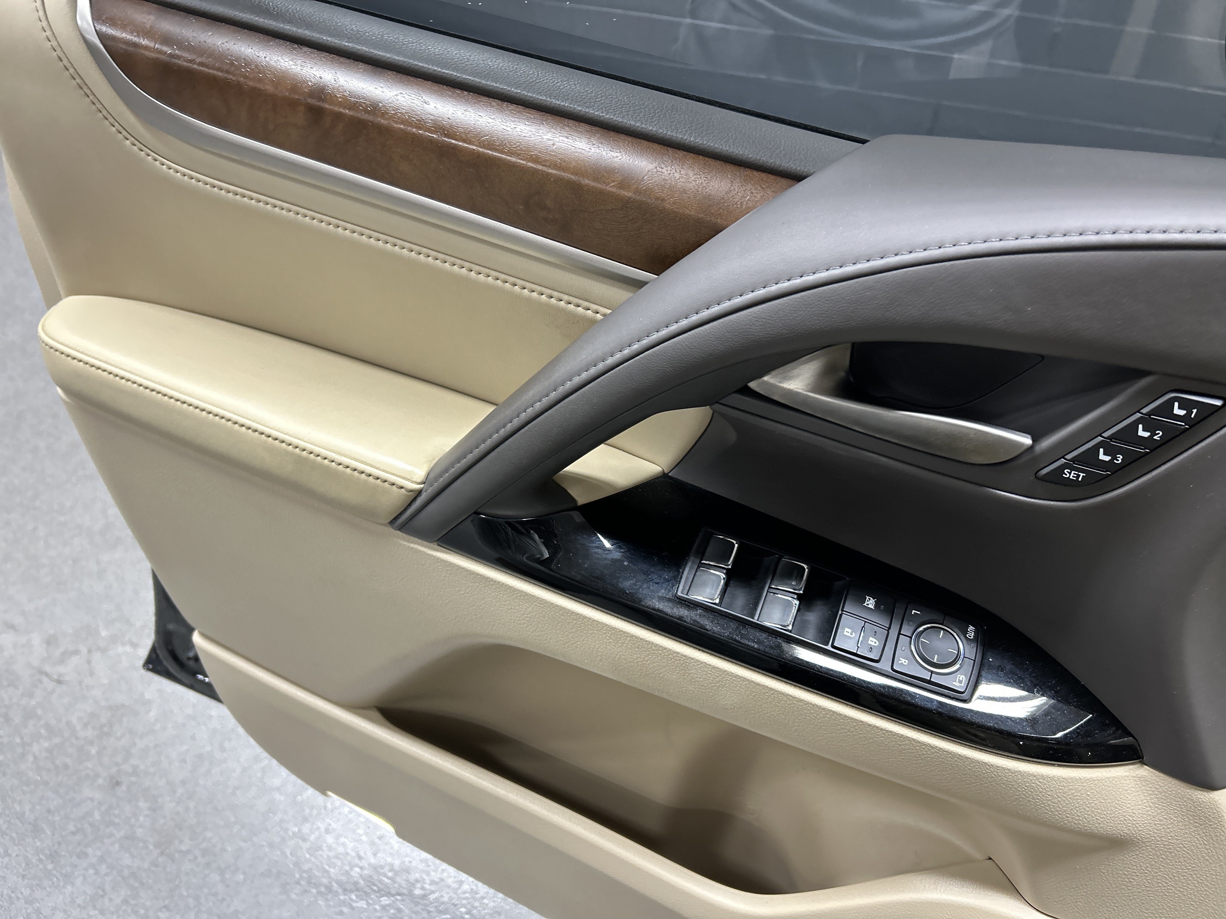 Used 2020 Lexus LX 570 4WD w/ Luxury Package image 14