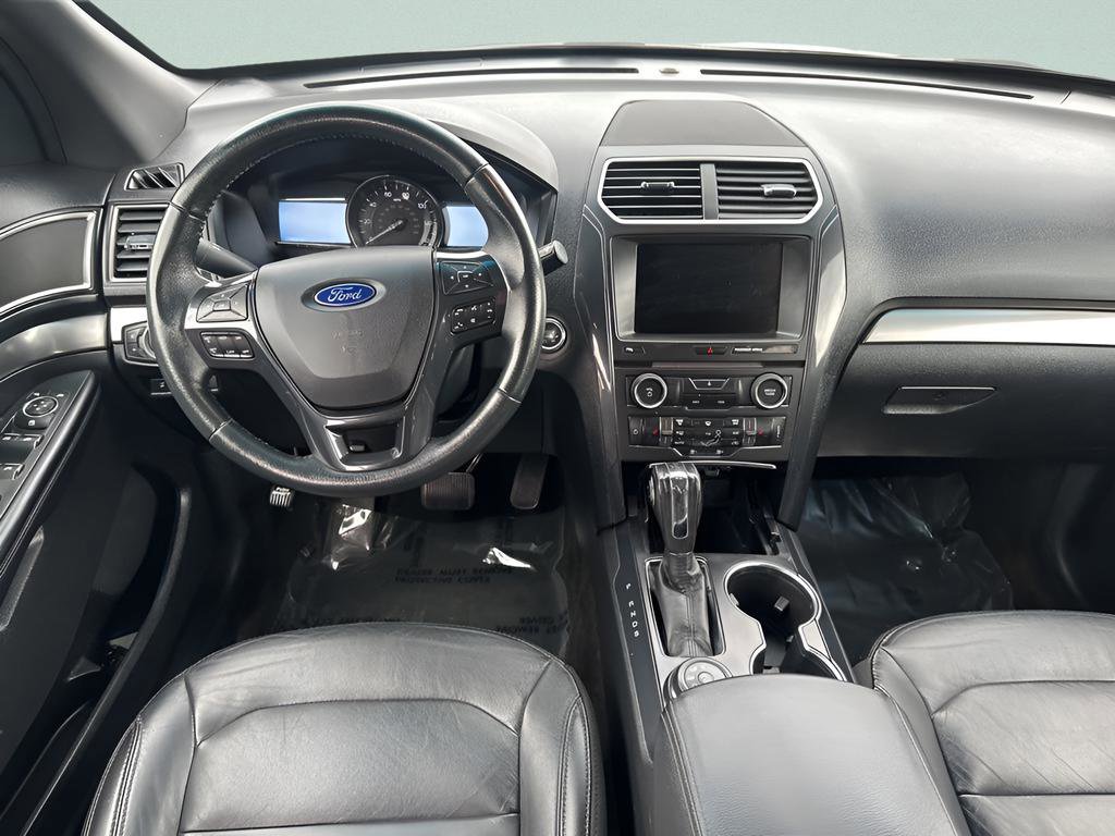 Used 2018 Ford Explorer XLT w/ Equipment Group 202A image 9