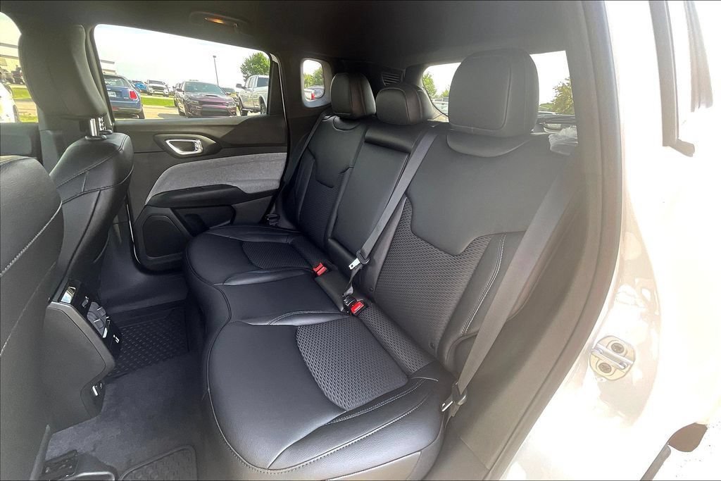 New 2025 Jeep Compass Latitude w/ Convenience Group AWD/4WD image 10