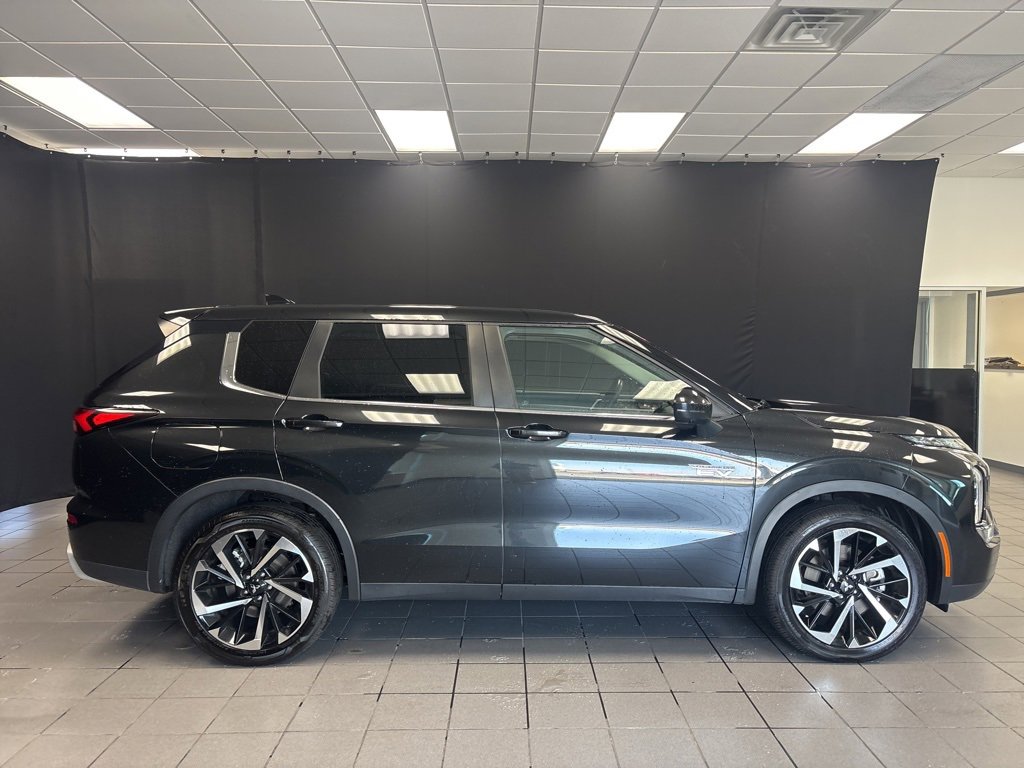 Used 2023 Mitsubishi Outlander SE image 2