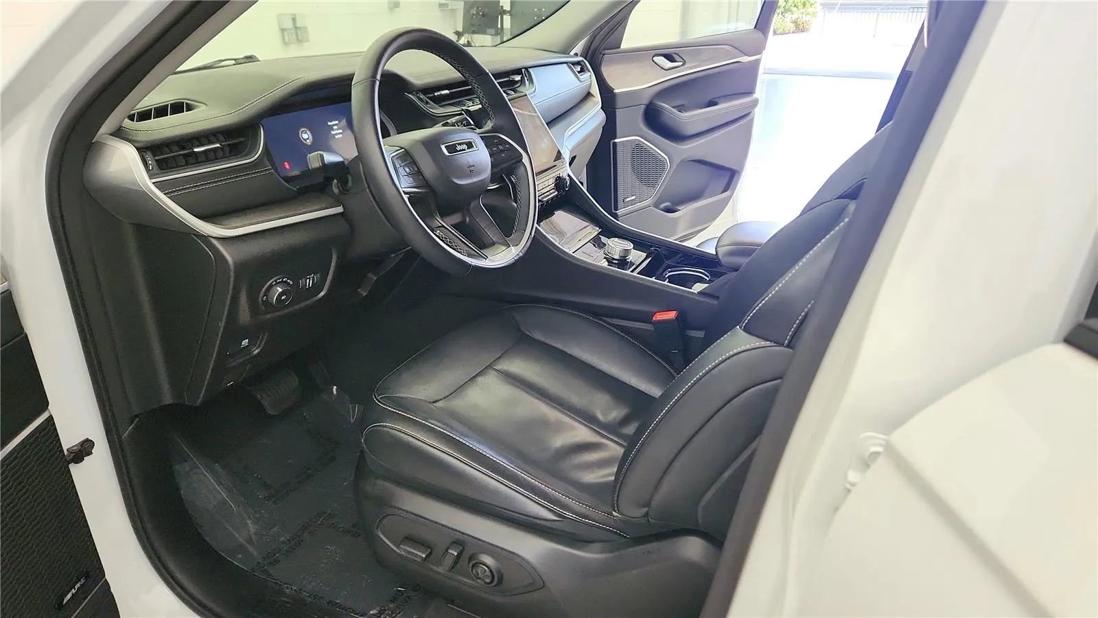 Used 2022 Jeep Grand Cherokee L Limited image 22