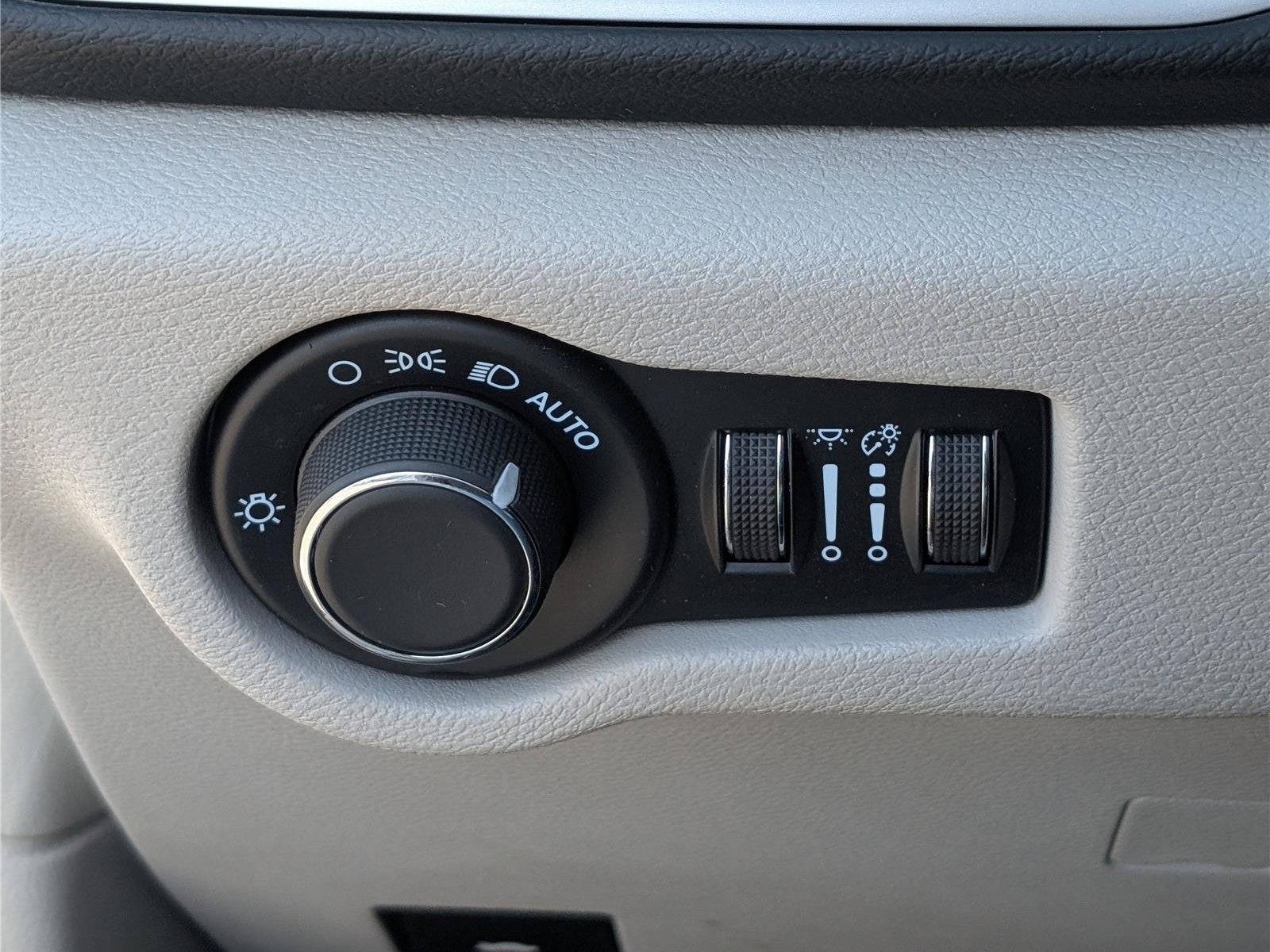 Used 2023 Chrysler Voyager LX FWD image 22