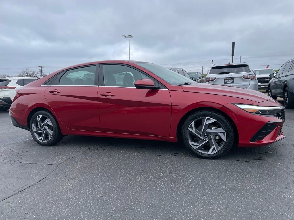 Used 2025 Hyundai Elantra SEL FWD image 2