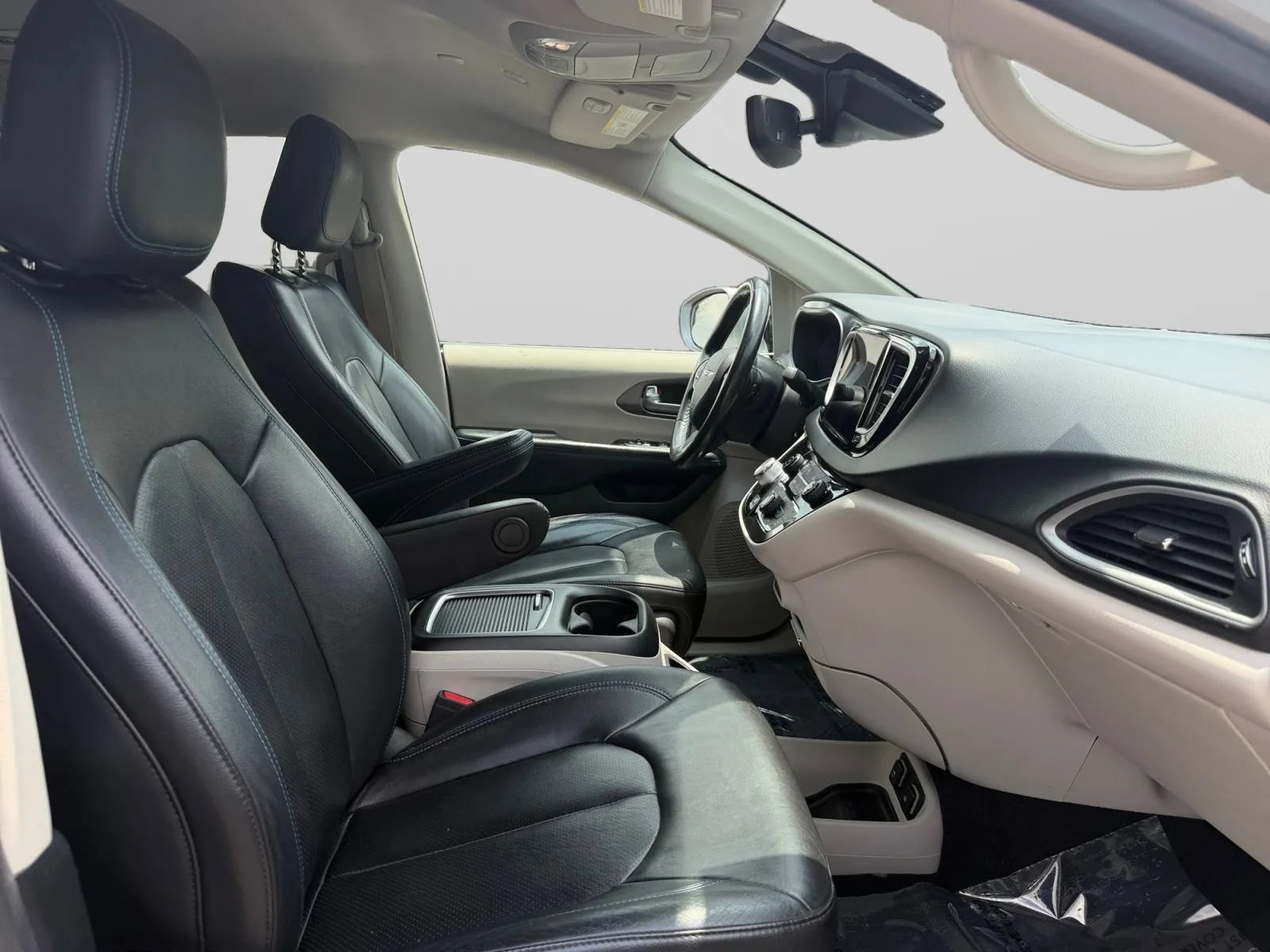Used 2021 Chrysler Pacifica Touring-L FWD image 34