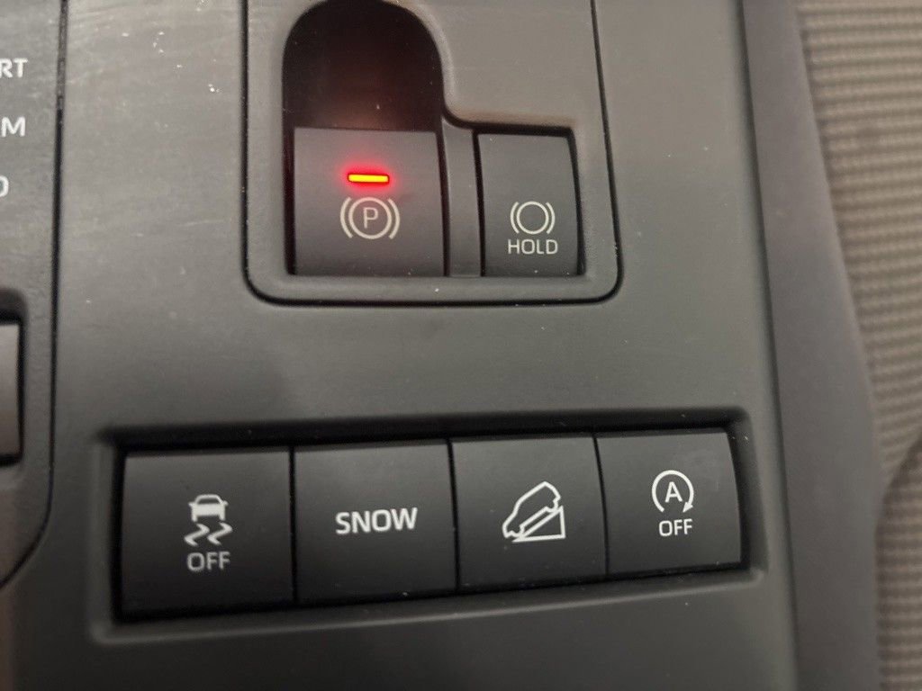 Used 2021 Toyota Highlander LE image 24