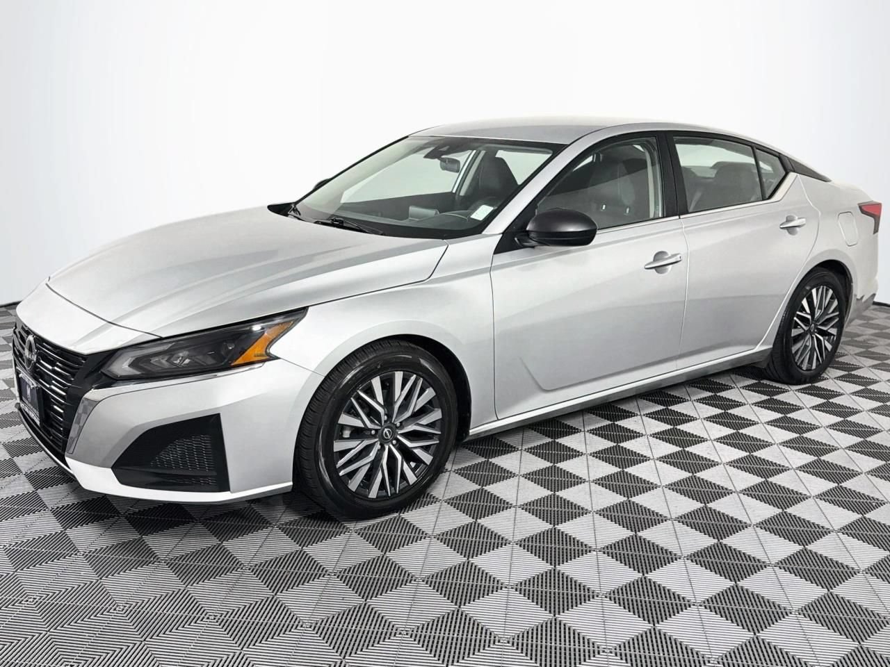 Used 2024 Nissan Altima 2.5 SV FWD image 6
