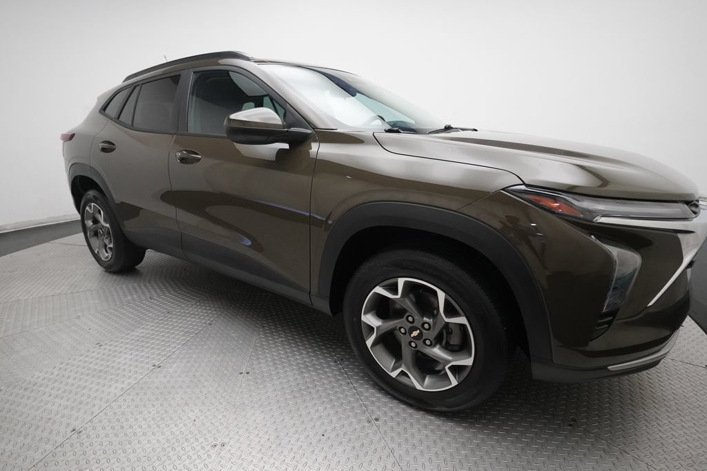 Used 2024 Chevrolet Trax LT w/ Driver Confidence Package FWD image 35