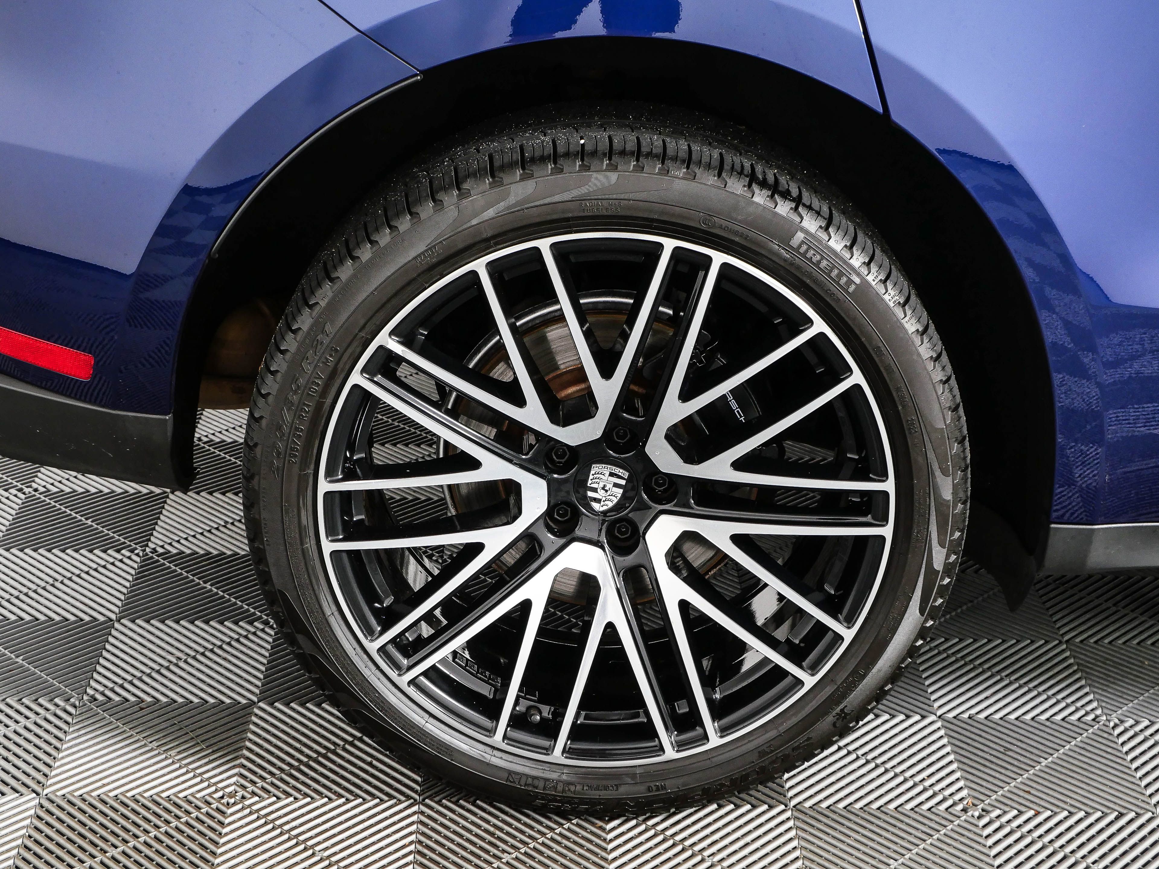 Certified 2024 Porsche Macan AWD/4WD image 38