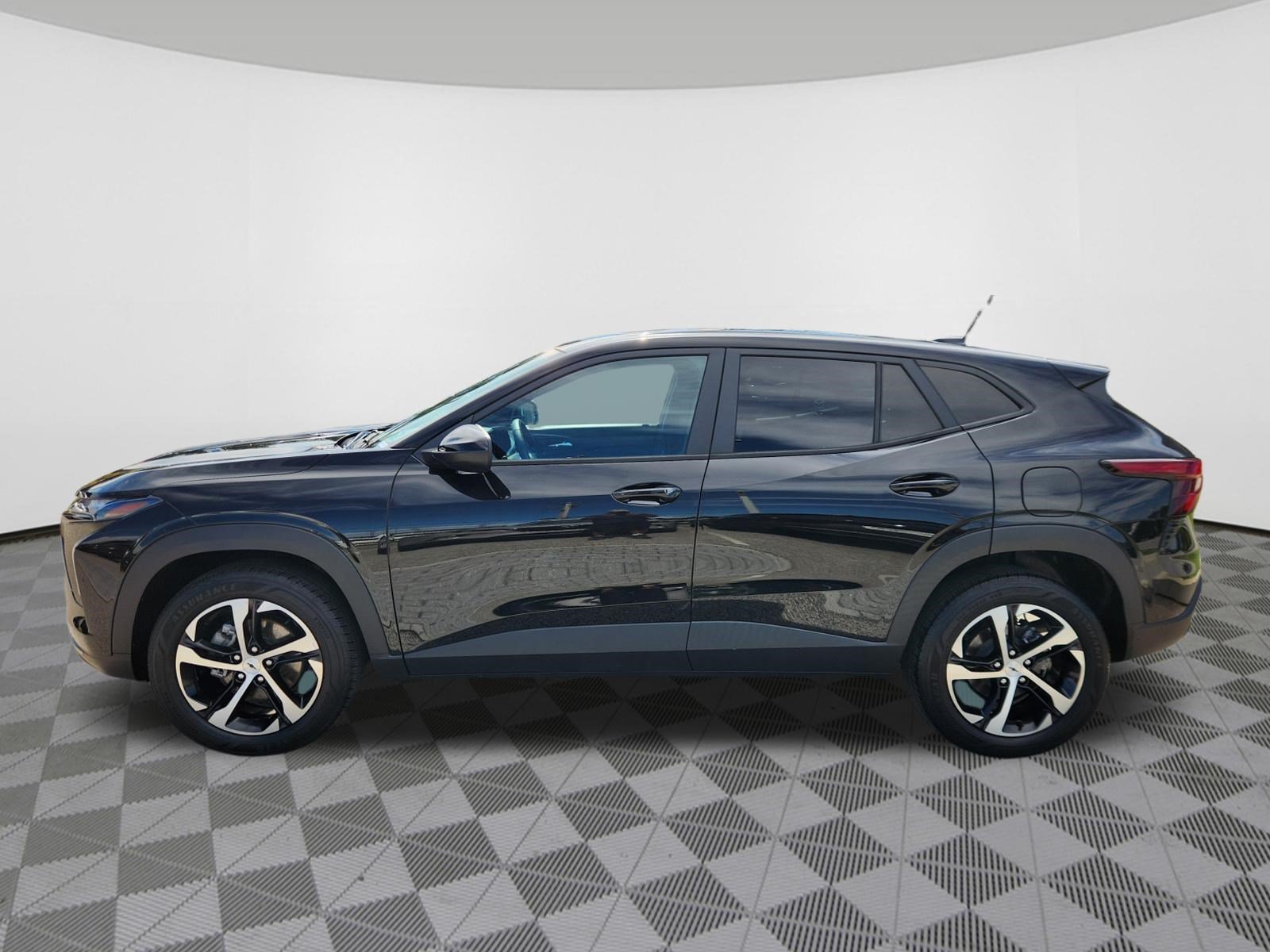 Used 2024 Chevrolet Trax RS w/ Sunroof Package FWD image 5