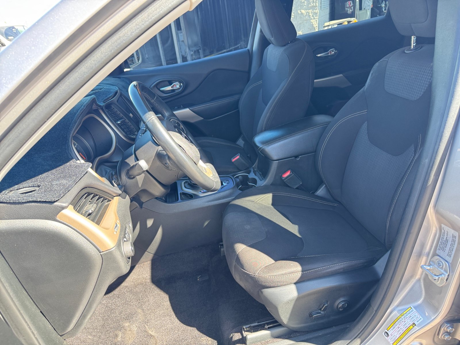 Used 2017 Jeep Cherokee Latitude w/ Comfort/Convenience Group FWD image 14
