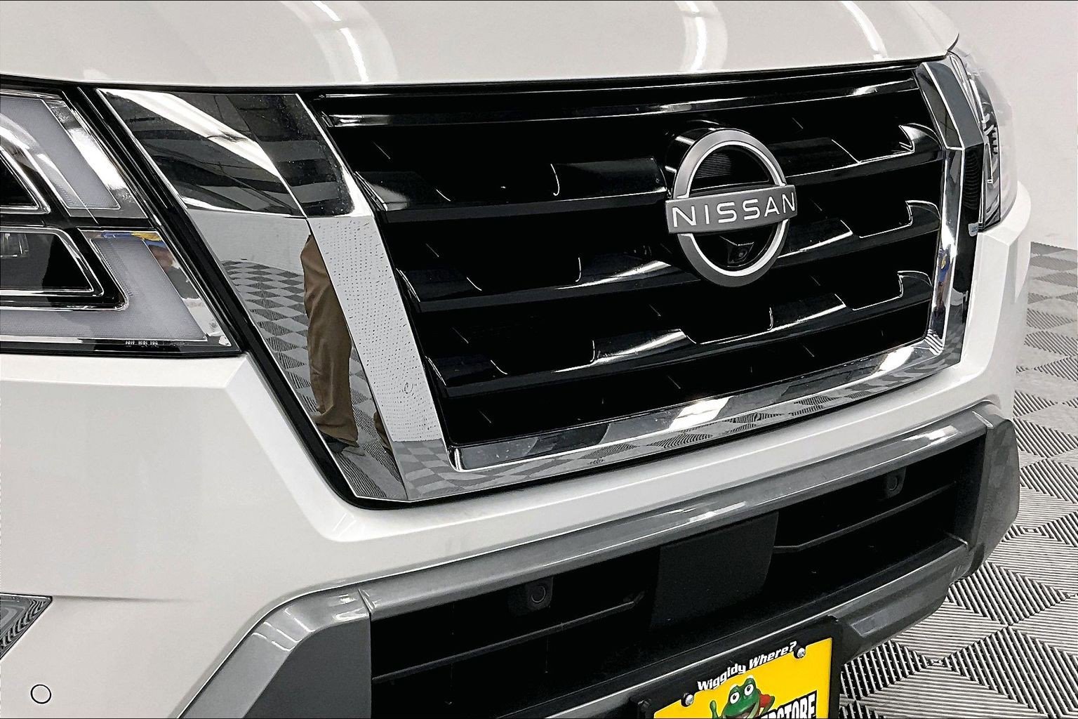 Used 2024 Nissan Armada Platinum w/ Captain's Chairs Package AWD/4WD image 36