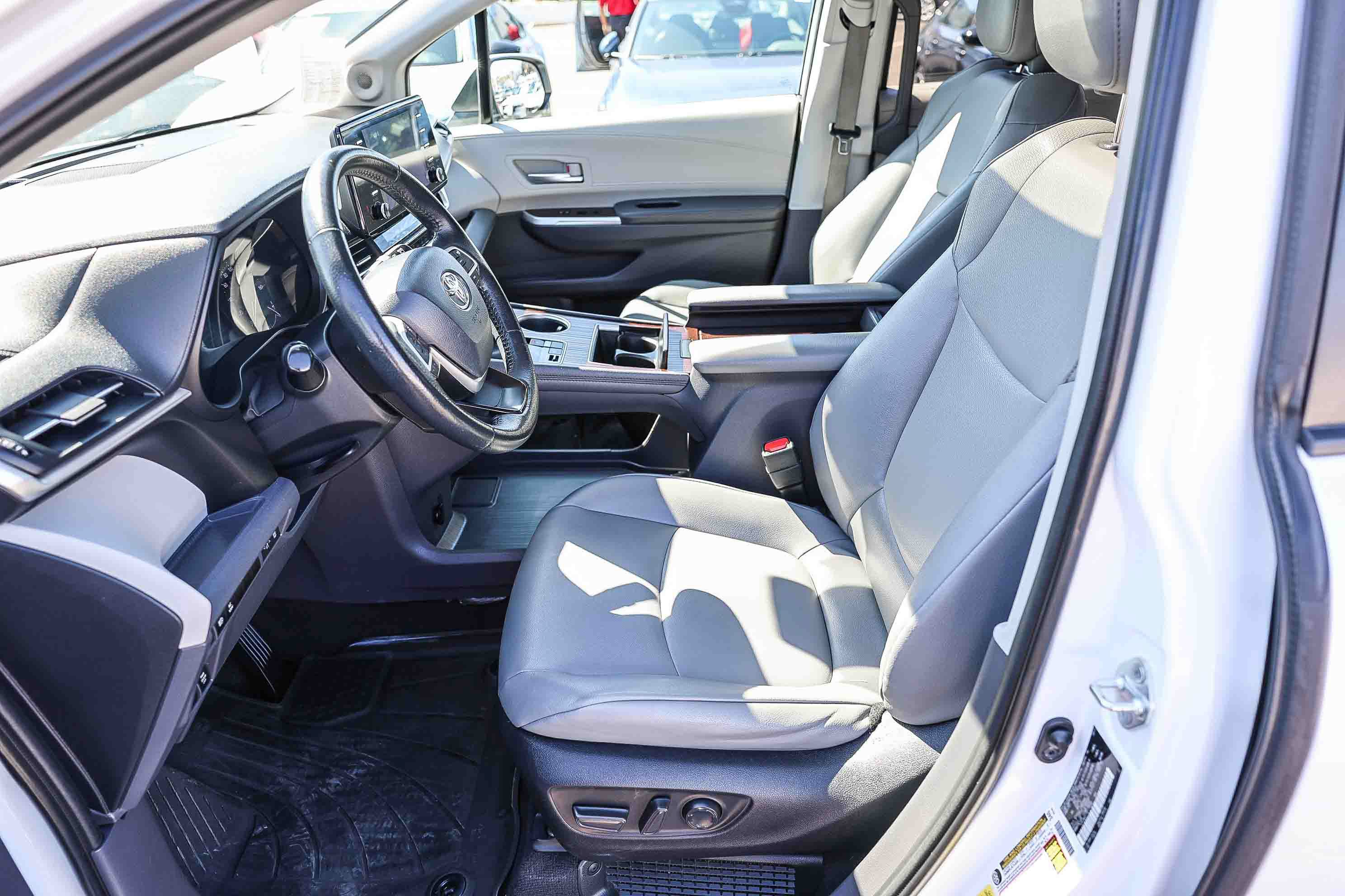 Used 2022 Toyota Sienna XLE w/ XLE Plus Package FWD image 13