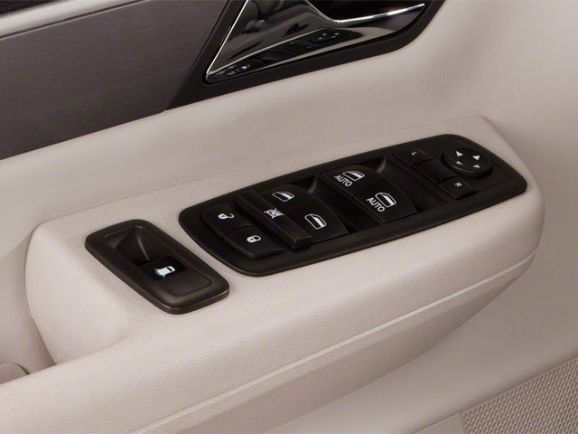 Used 2010 Volkswagen Routan SE FWD image 19