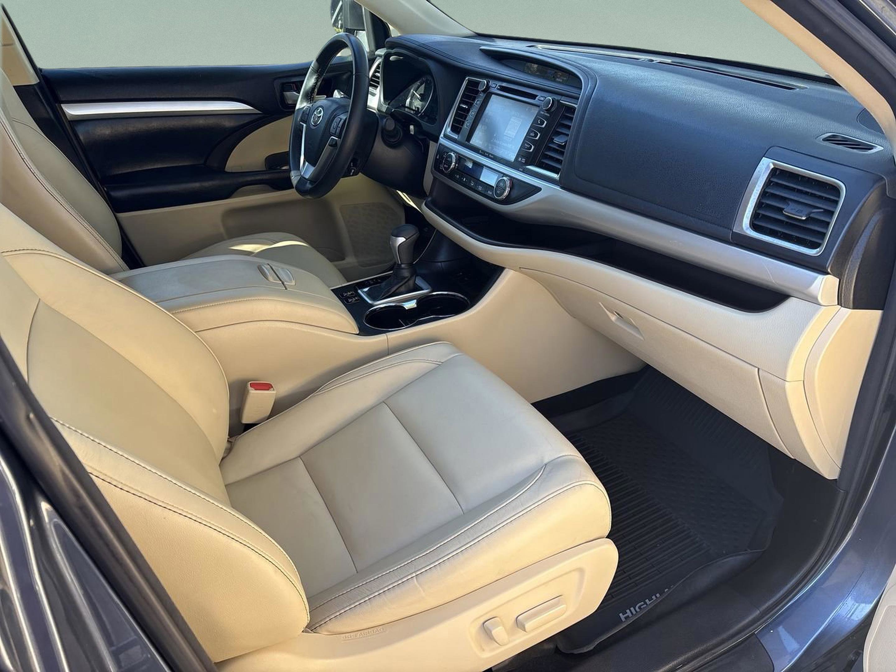 Used 2018 Toyota Highlander SE image 19