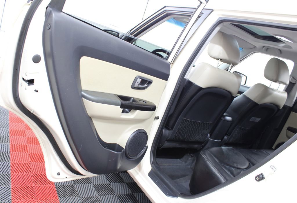 Used 2011 Kia Soul ! FWD image 15