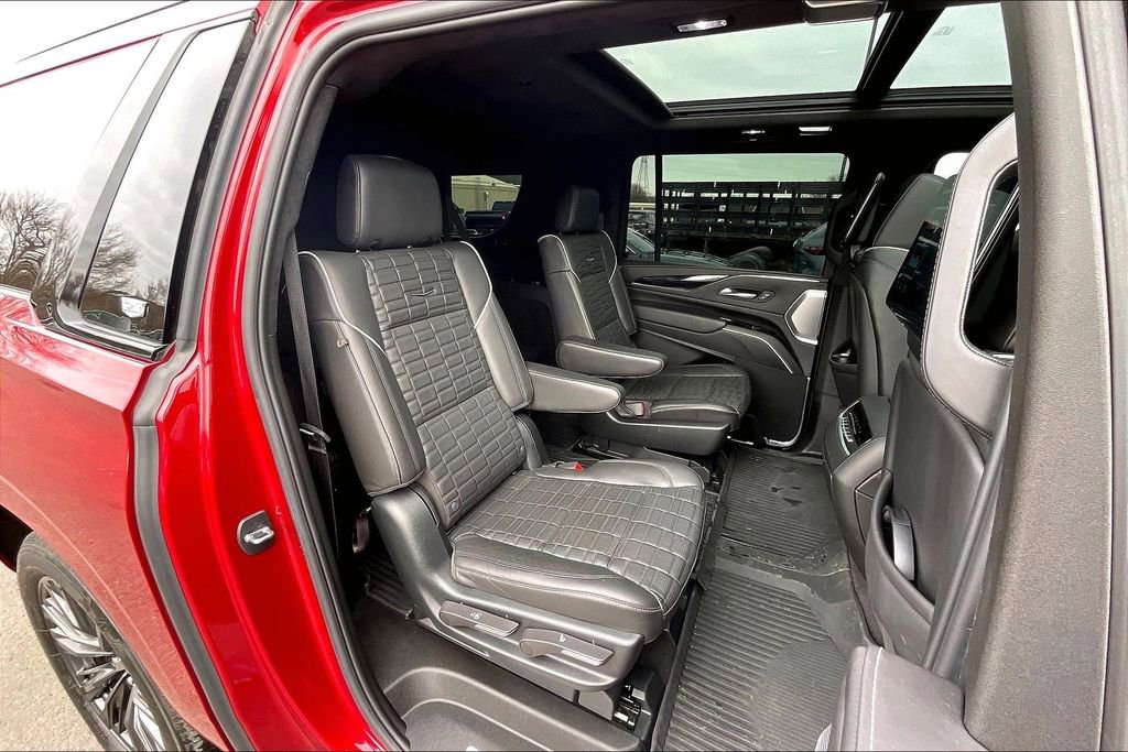 Used 2023 Cadillac Escalade ESV V w/ LPO, ONYX Package image 27
