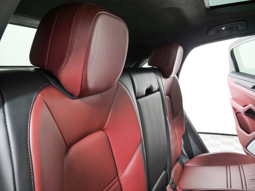 Certified 2024 Porsche Cayenne Turbo AWD/4WD image 24