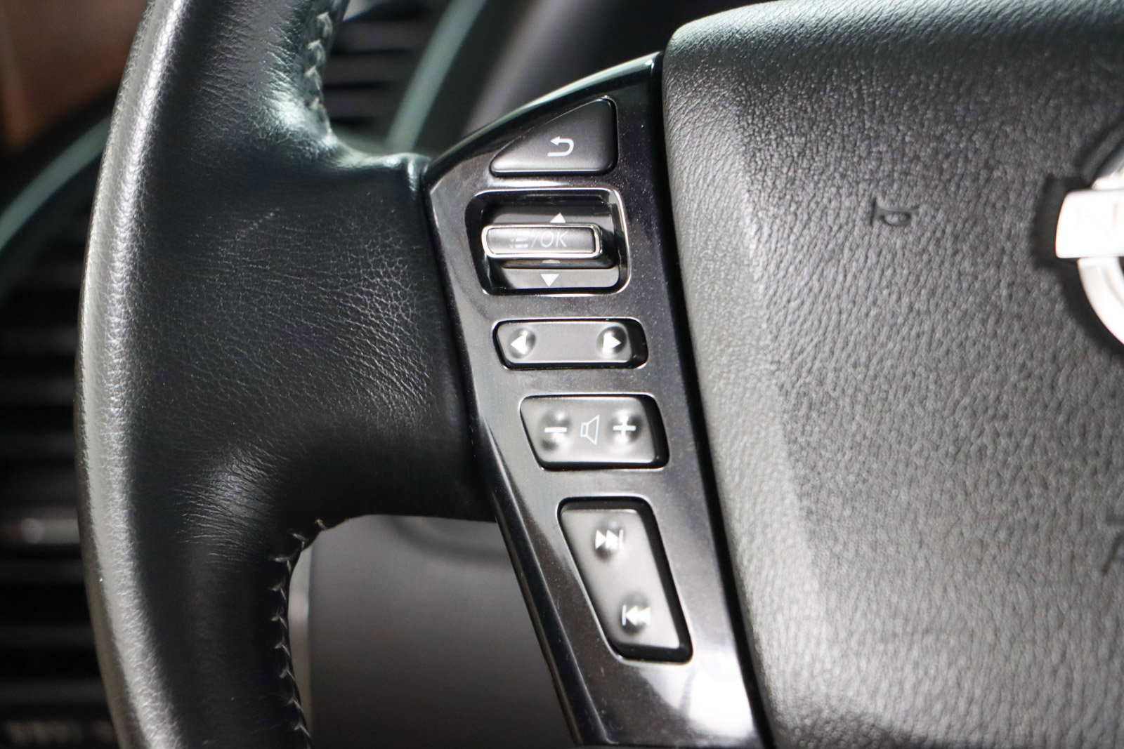 Used 2022 Nissan Armada SL w/ Captain's Chairs Package image 14