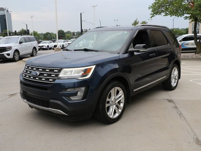 Used 2017 Ford Explorer XLT w/ Equipment Group 202A AWD/4WD image 3