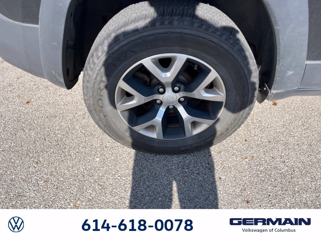 Used 2018 Jeep Cherokee Trailhawk w/ Cold Weather Group AWD/4WD image 9