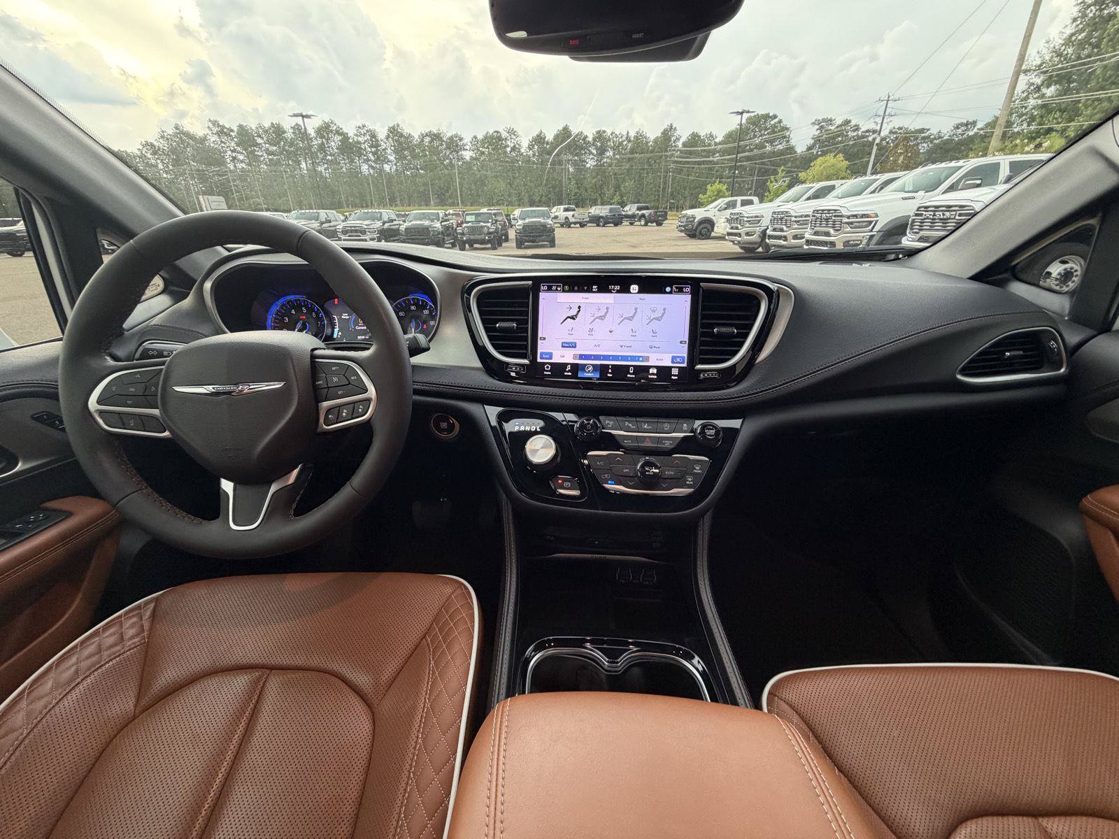 Certified 2024 Chrysler Pacifica Pinnacle AWD/4WD image 7