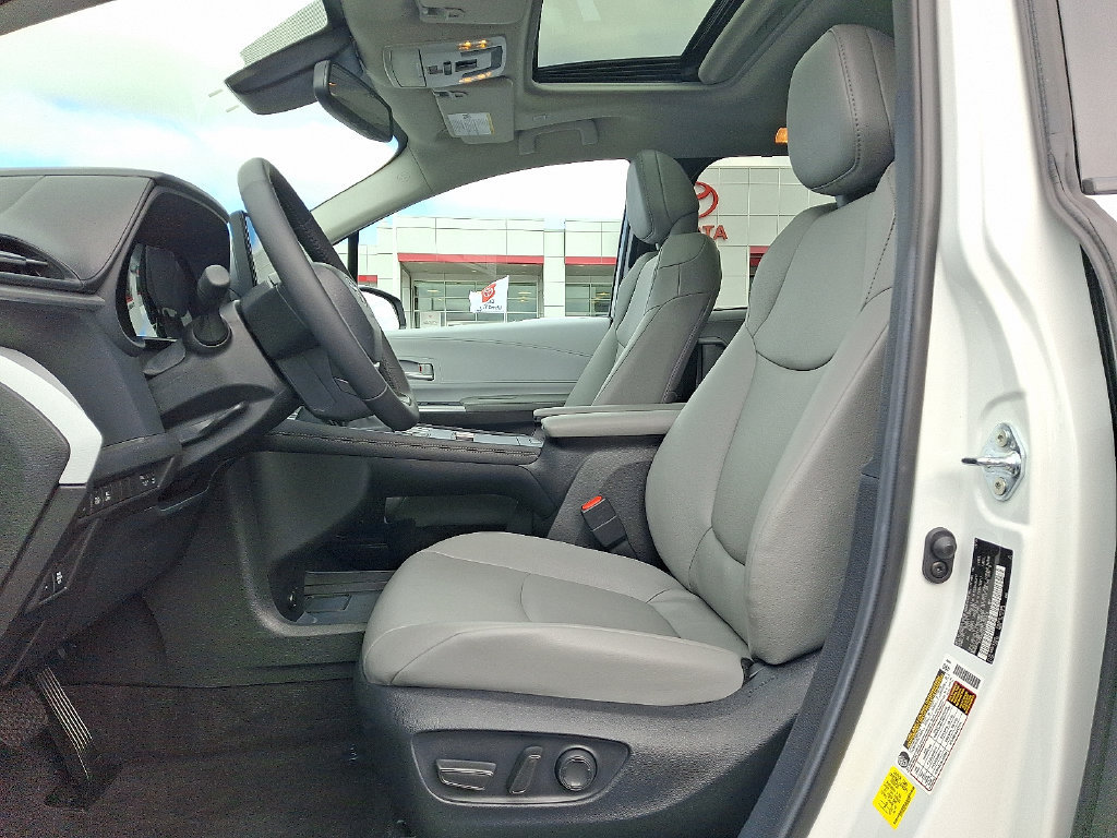 Certified 2026 Toyota Sienna XLE FWD image 16