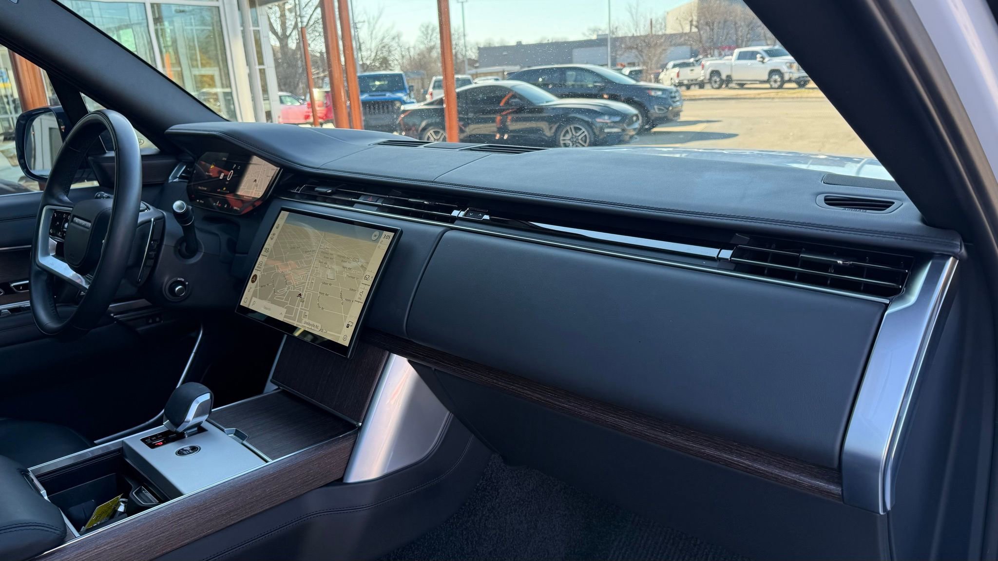 Used 2025 Land Rover Range Rover SE image 17