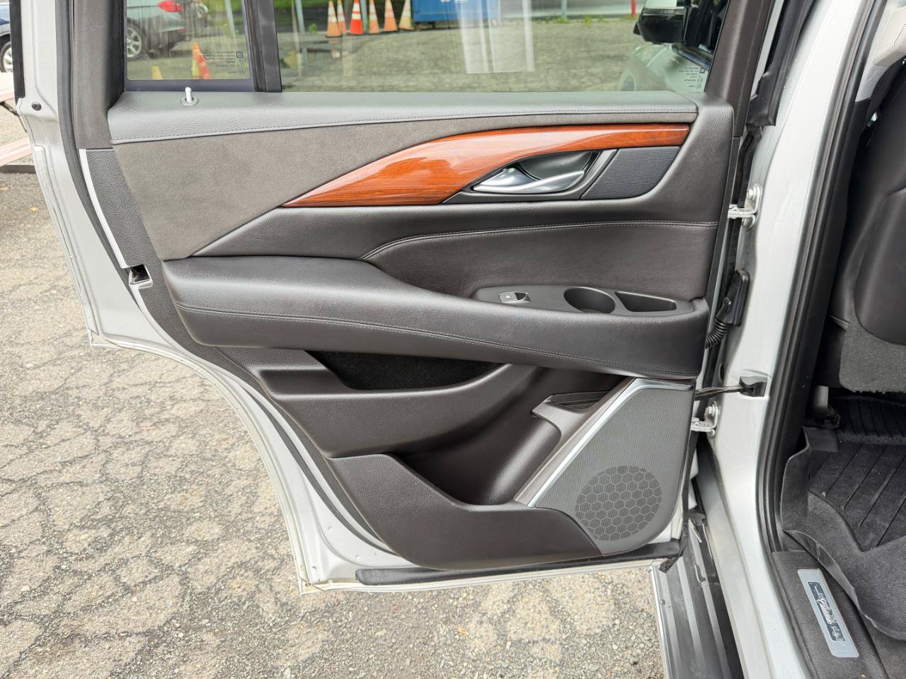 Used 2017 Cadillac Escalade Luxury AWD/4WD image 38