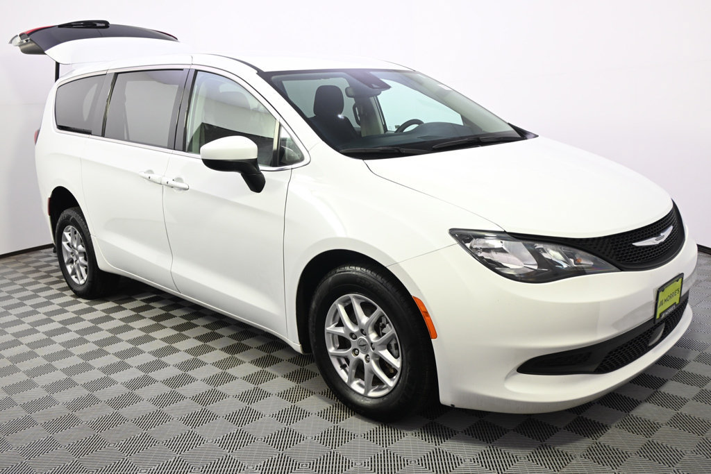 Used 2023 Chrysler Voyager LX FWD image 7