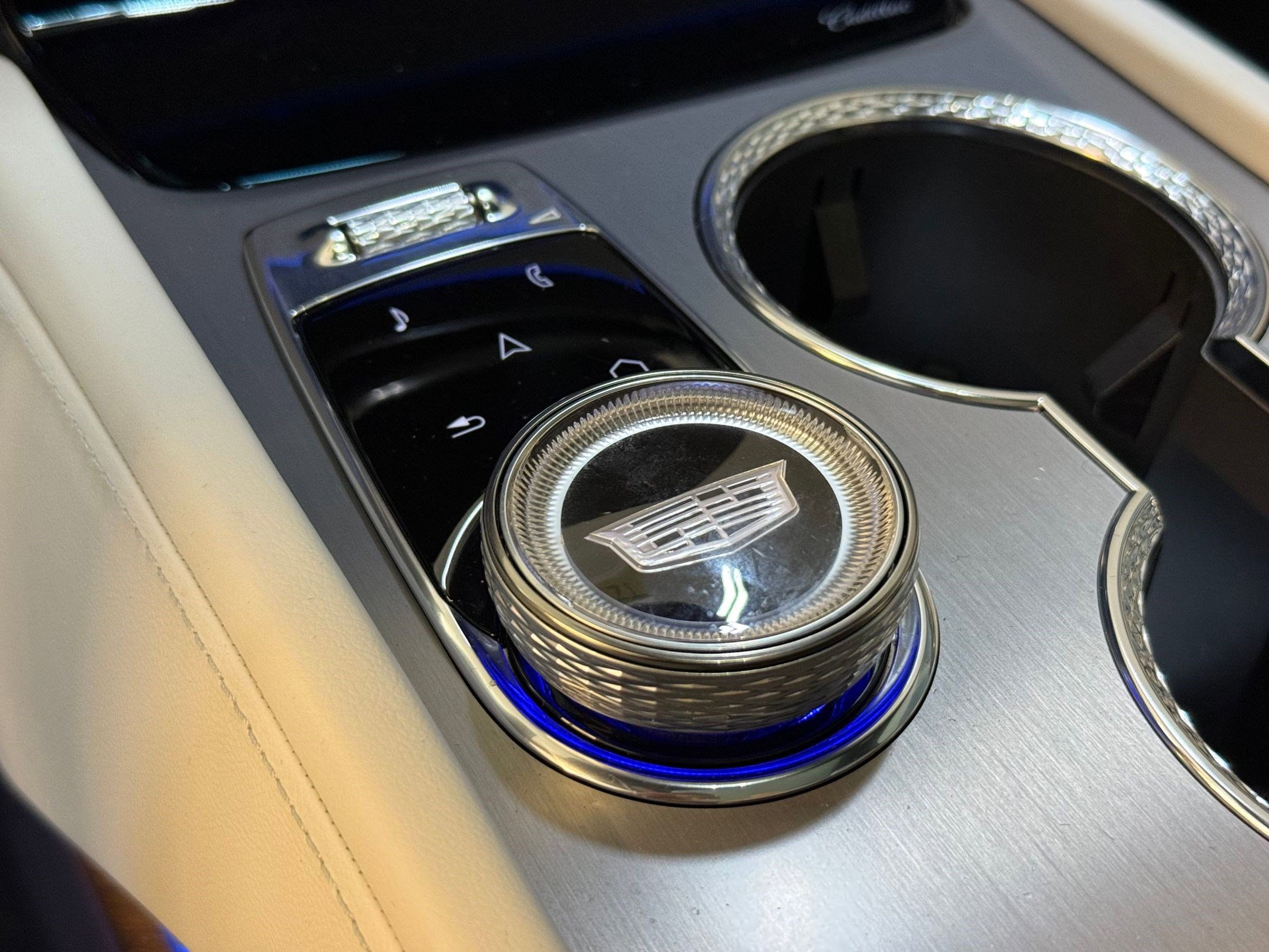 New 2026 Cadillac Vistiq Sport w/ LPO, Floor Liner Package image 39