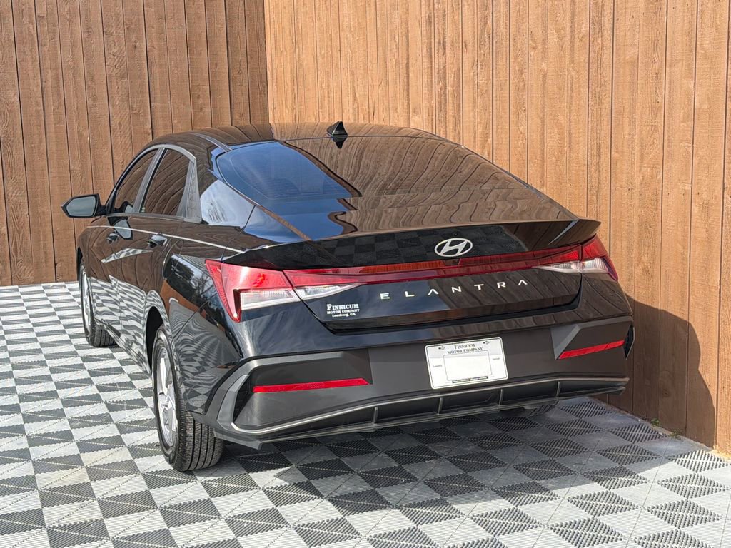 Used 2025 Hyundai Elantra SE image 13