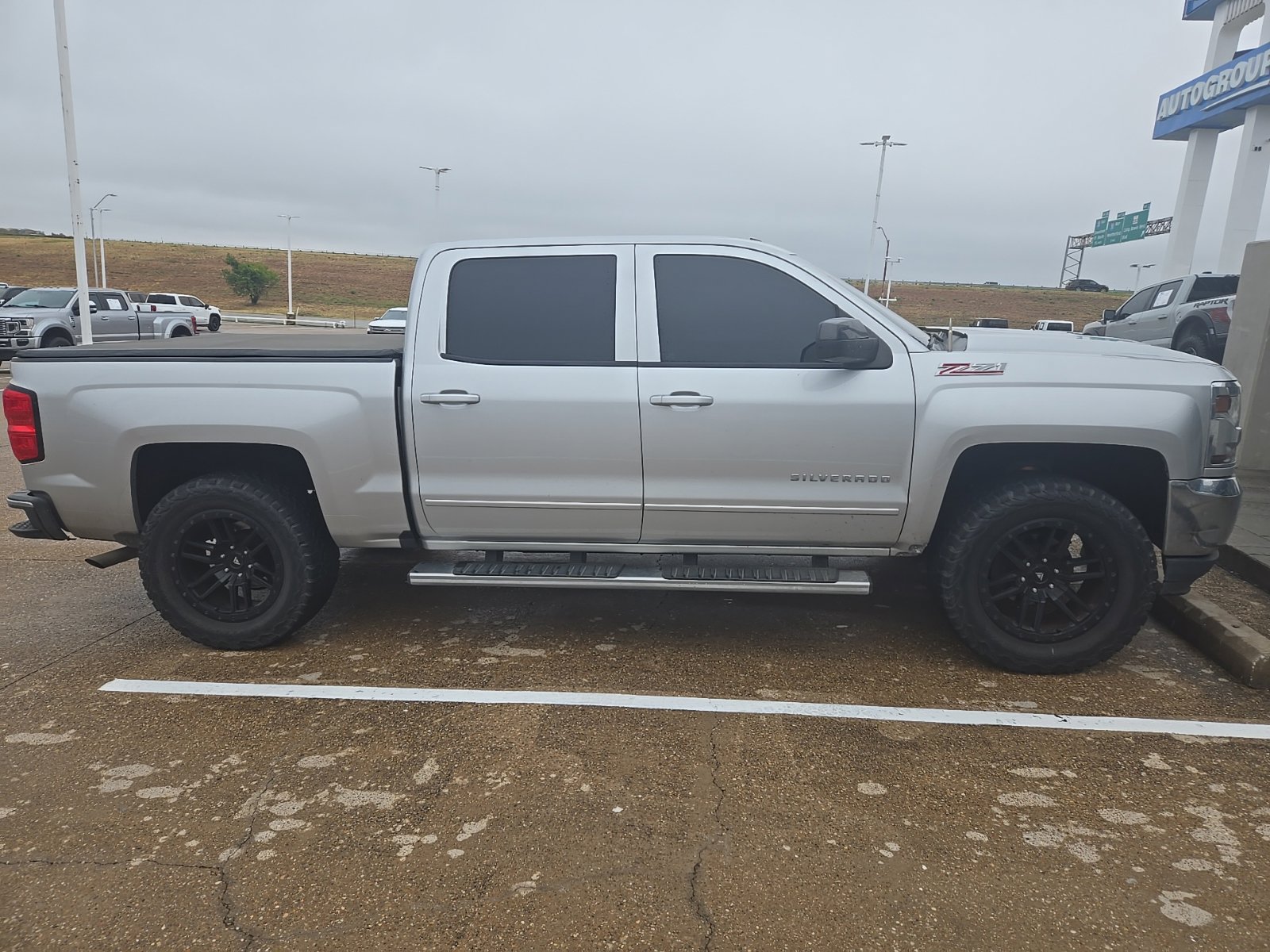 Used 2017 Chevrolet Silverado 1500 LT w/ Max Trailering Package RWD image 4