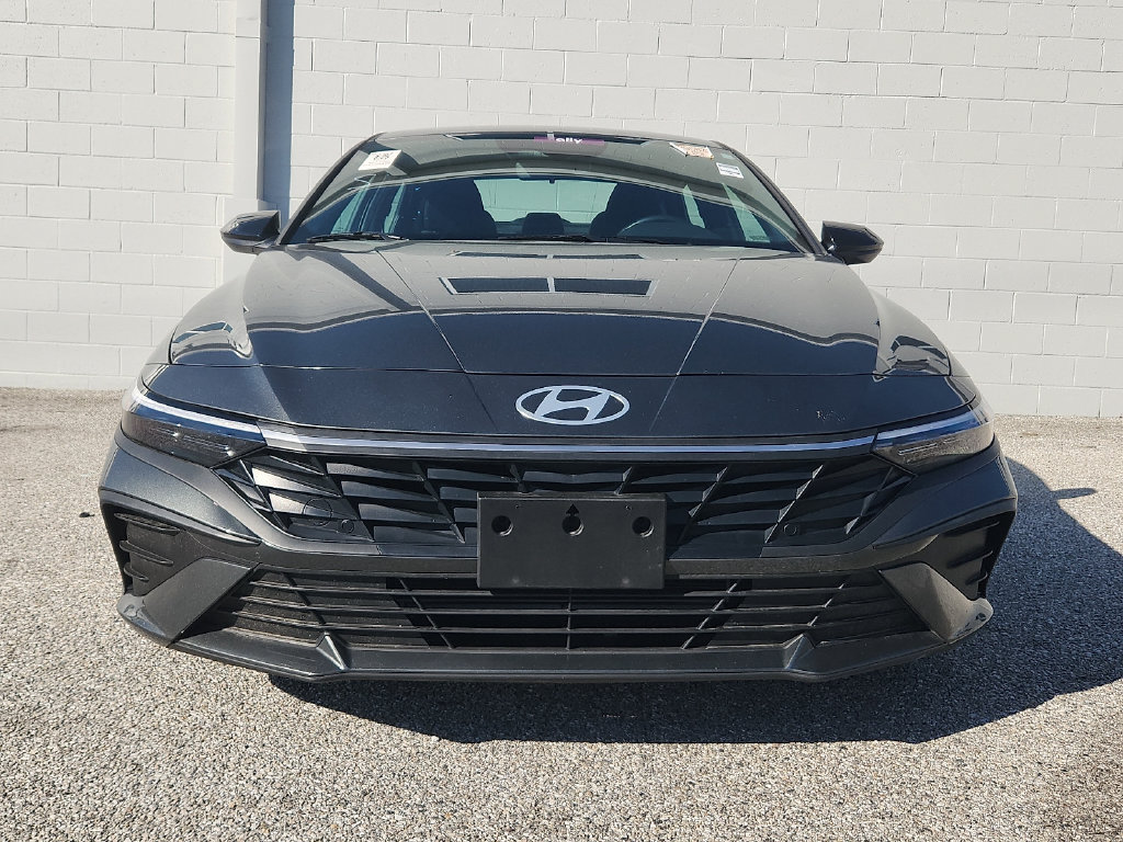 Used 2025 Hyundai Elantra Sport FWD image 2